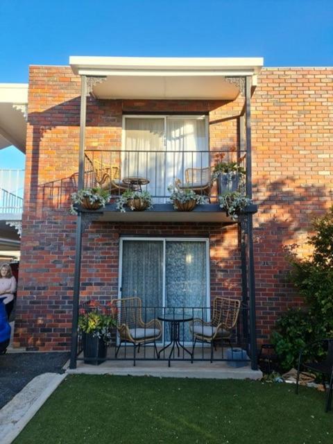הורסהאם Town House Motor Inn מראה חיצוני תמונה