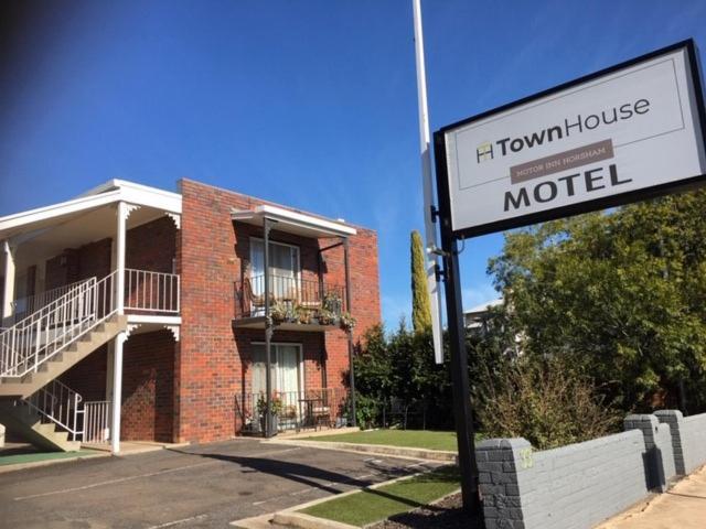 הורסהאם Town House Motor Inn מראה חיצוני תמונה